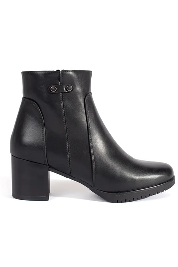 Scarpe nere con tacco alto...