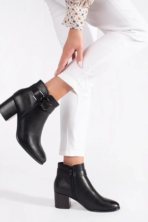 Scarpe nere con dettagli decorativi...