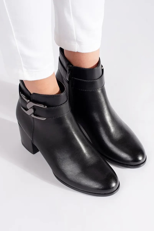 Scarpe nere con dettagli decorativi...