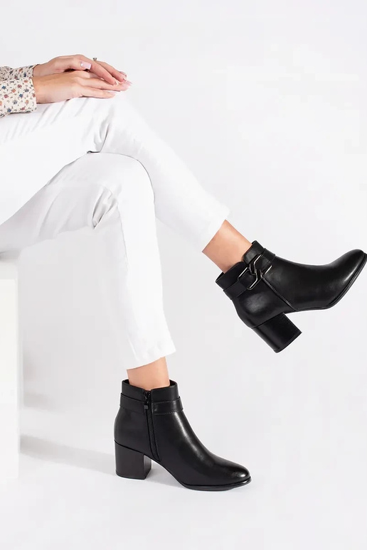 Scarpe nere con dettagli decorativi...