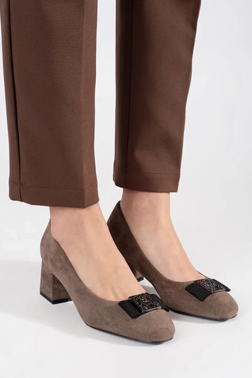 Scarpe beige con tacco e... 2