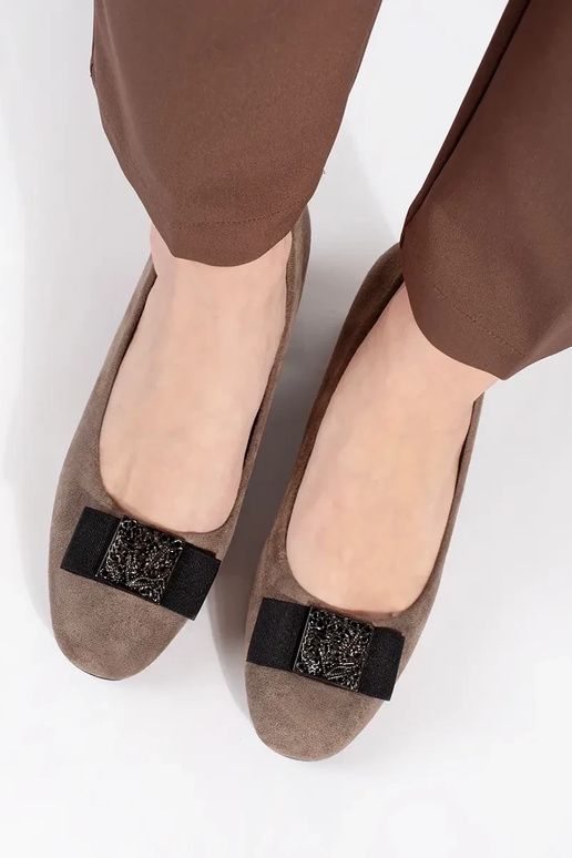 Scarpe beige con tacco e fiocco