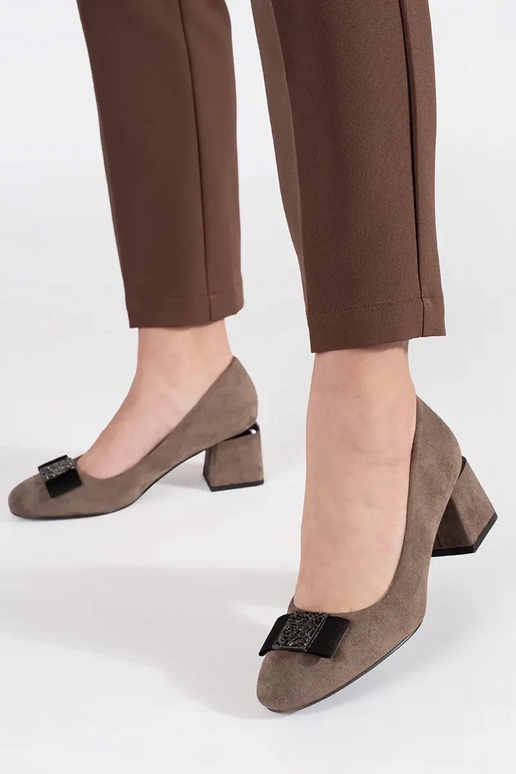 Scarpe beige con tacco e fiocco