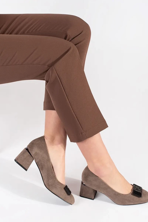 Scarpe beige con tacco e fiocco