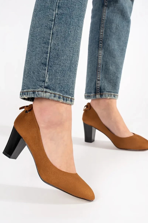 Décolleté in camoscio rosso con tacco Décolleté in camoscio rosso con tacco