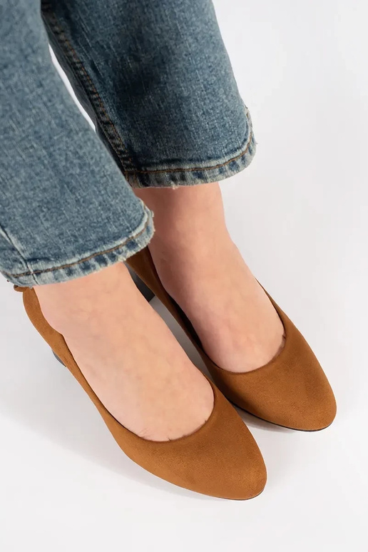 Décolleté in camoscio rosso con tacco Décolleté in camoscio rosso con tacco