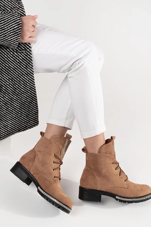 Scarpe color sabbia con lacci