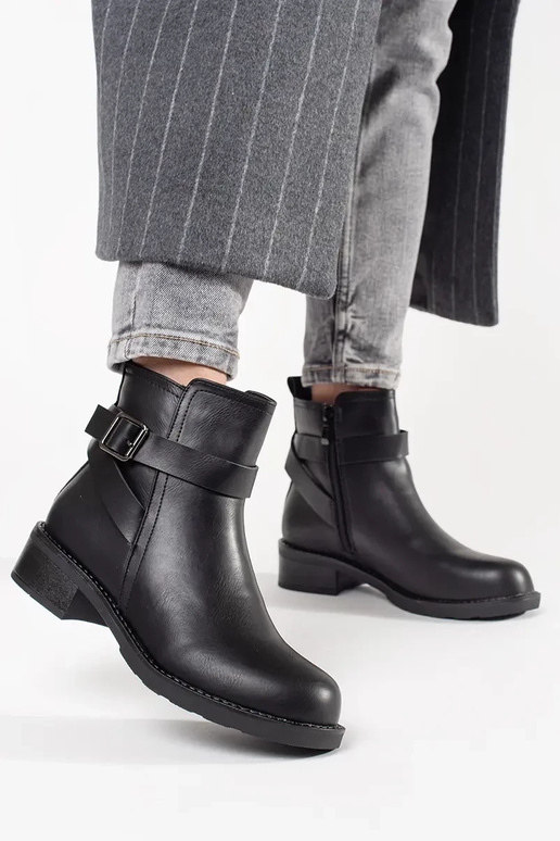 Scarpe nere con tacco basso e...