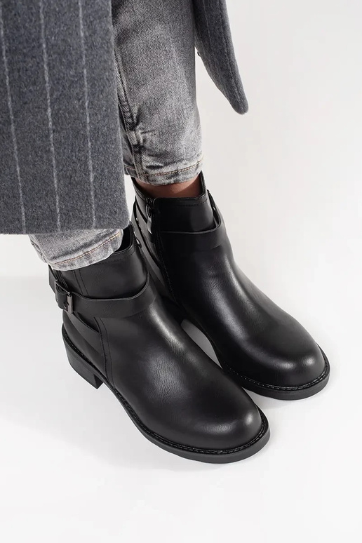 Scarpe nere con tacco basso e...