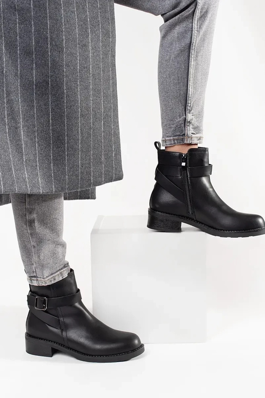 Scarpe nere con tacco basso e...