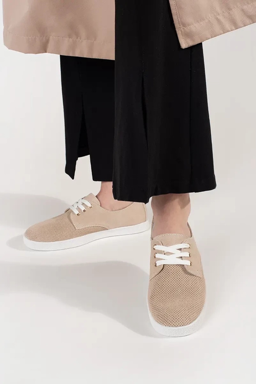 Scarpe sportive traforate in pelle... Scarpe sportive traforate in pelle...