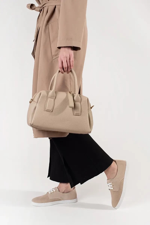 Scarpe sportive traforate in pelle... Scarpe sportive traforate in pelle...