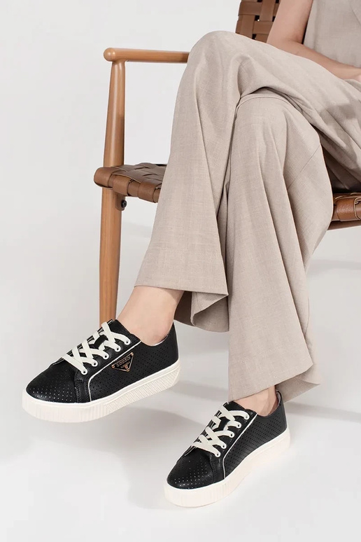 Scarpe da ginnastica nere in pelle... Scarpe da ginnastica nere in pelle...