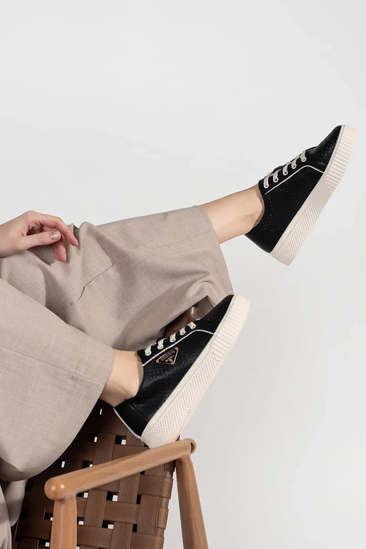 Scarpe da ginnastica nere in pelle... Scarpe da ginnastica nere in pelle...