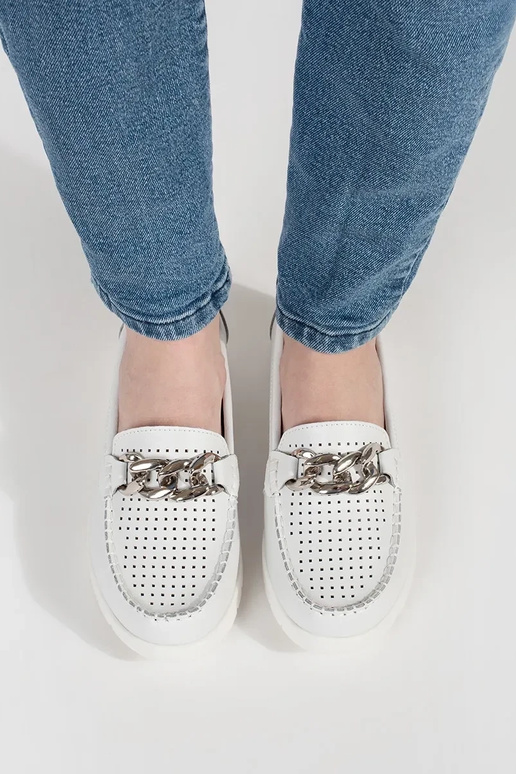 Mocassini bianchi in pelle con catena... Mocassini bianchi in pelle con catena...