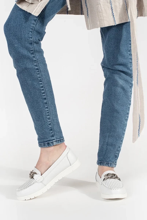 Mocassini bianchi in pelle con catena... Mocassini bianchi in pelle con catena...