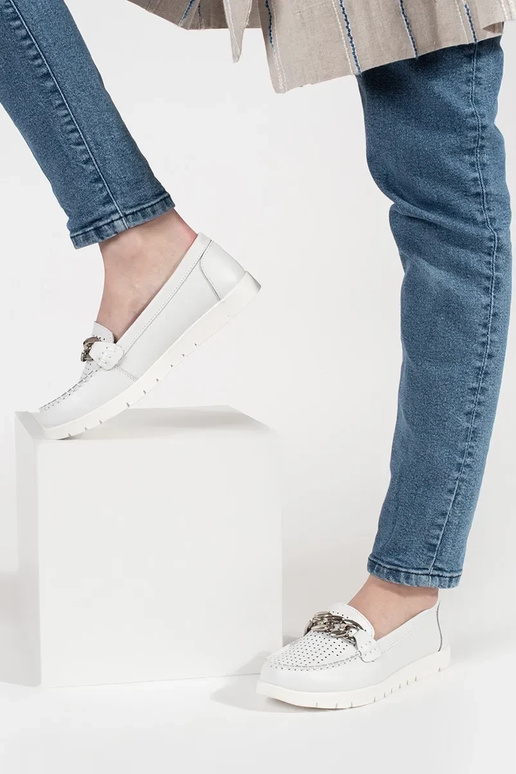 Mocassini bianchi in pelle con catena... Mocassini bianchi in pelle con catena...