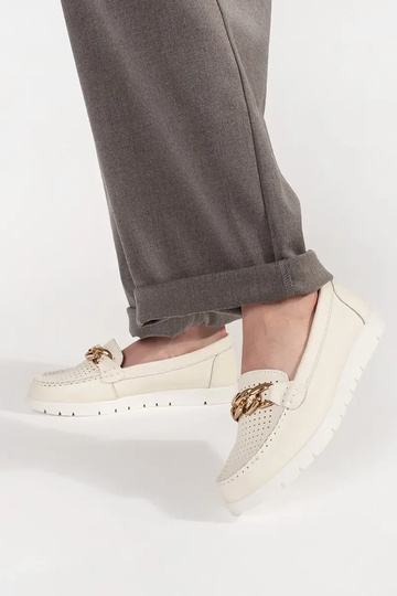 Mocassini in pelle chiara... 2