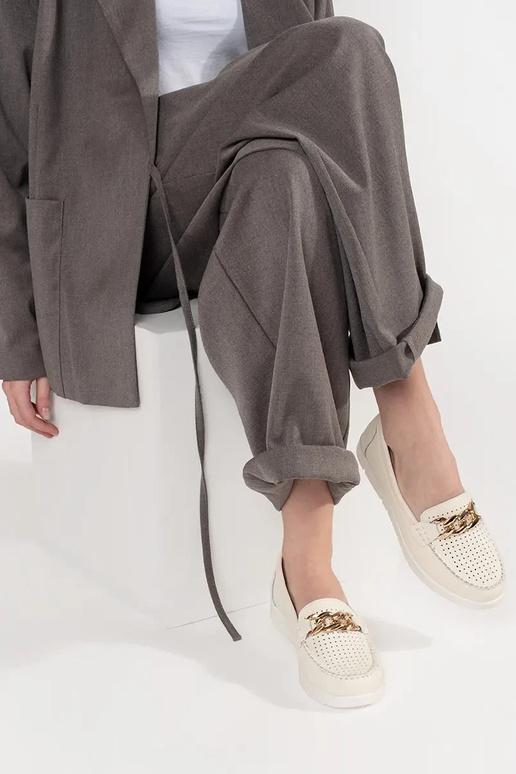 Mocassini in pelle chiara con catena...