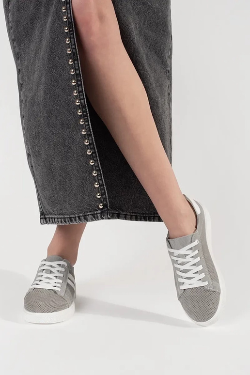 Scarpe grigie in pelle traforata