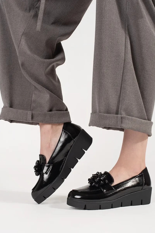 Mocassini neri con zeppa e dettaglio... Mocassini neri con zeppa e dettaglio...