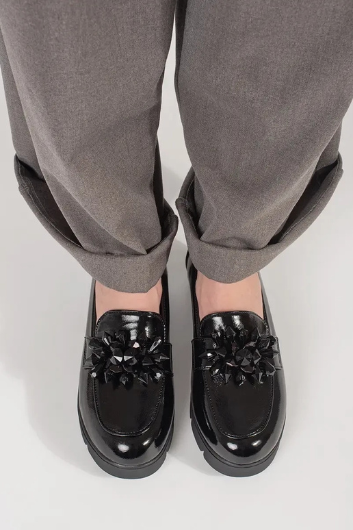 Mocassini neri con zeppa e dettaglio... Mocassini neri con zeppa e dettaglio...