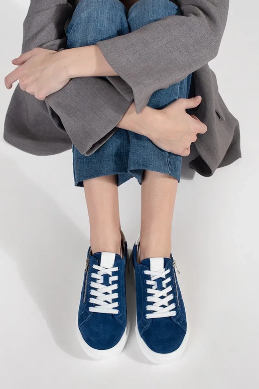 Scarpe da ginnastica blu con suola... Scarpe da ginnastica blu con suola...