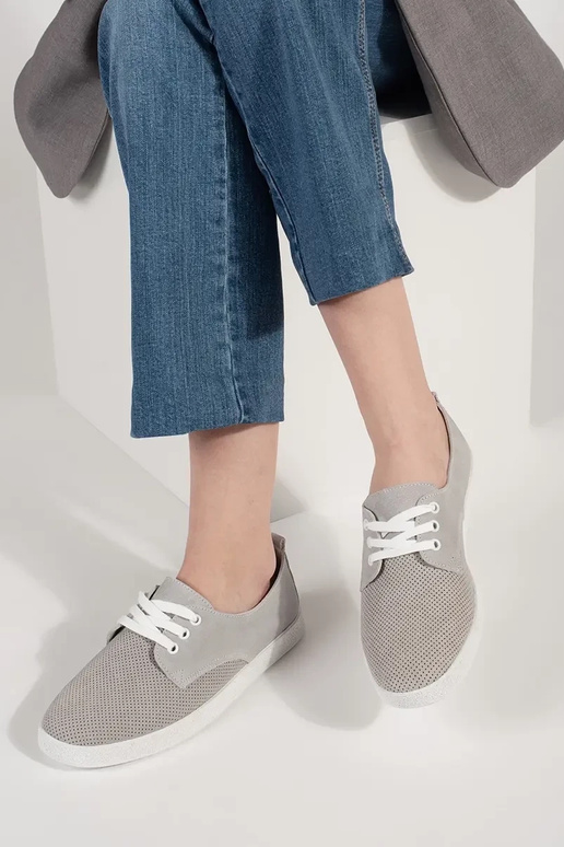 Scarpe traforate in pelle naturale...