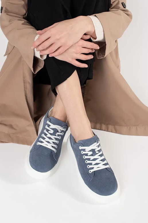 Scarpe modello sneakers in pelle blu... Scarpe modello sneakers in pelle blu...