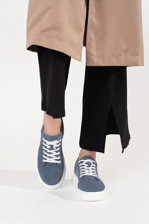 Scarpe modello sneakers in pelle blu... Scarpe modello sneakers in pelle blu...