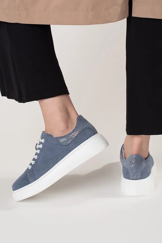 Scarpe modello sneakers in pelle blu... Scarpe modello sneakers in pelle blu...