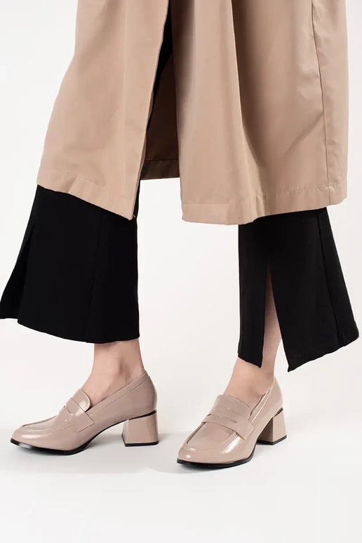 Stivaletti color sabbia con tacco