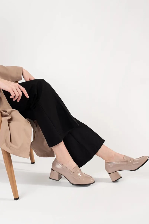 Stivaletti color sabbia con tacco