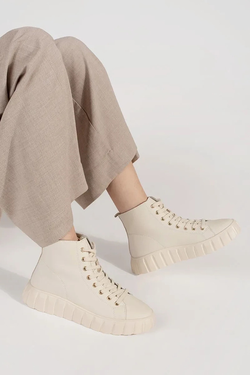 Stivali alti da donna color sabbia... Stivali alti da donna color sabbia...