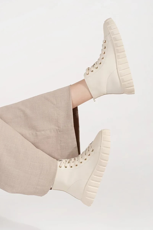 Stivali alti da donna color sabbia... Stivali alti da donna color sabbia...