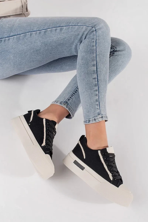 Sneakers bianche e nere con piattaforma