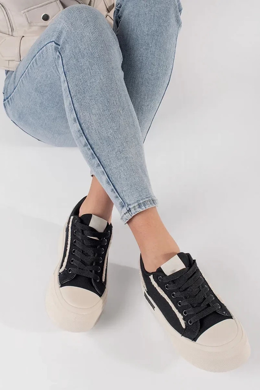 Sneakers bianche e nere con piattaforma