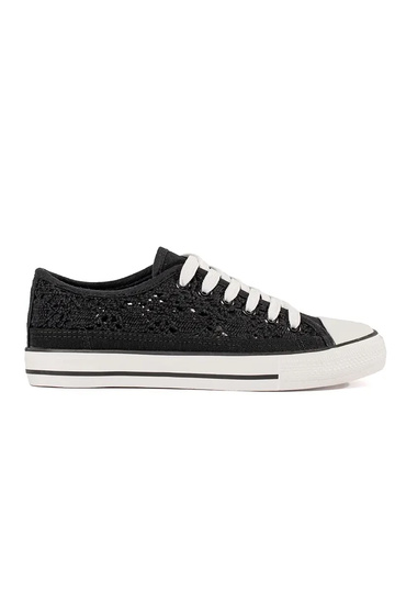 Scarpe nere traforate