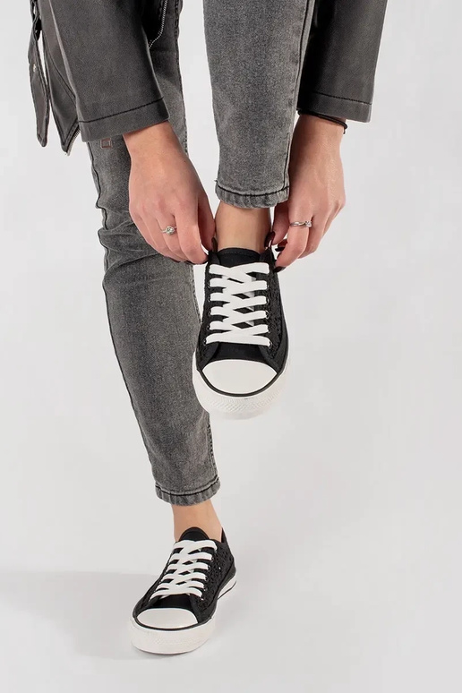 Scarpe nere traforate Scarpe nere traforate