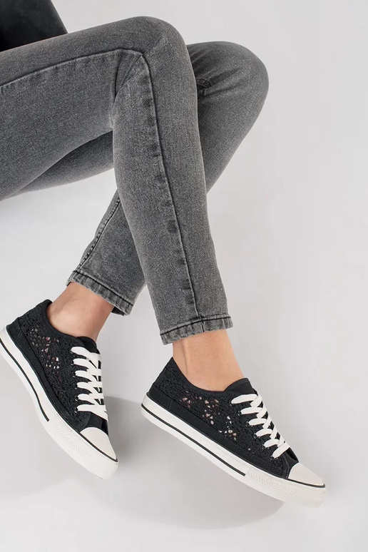 Scarpe nere traforate Scarpe nere traforate