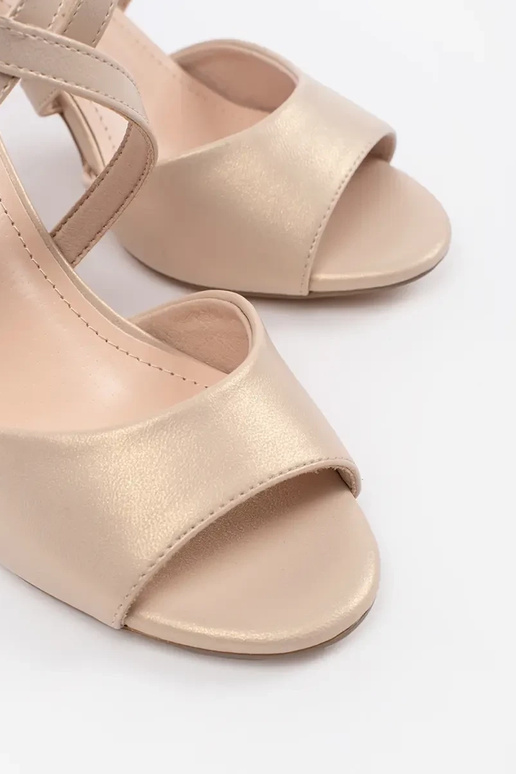 Sandali bianchi comodi a zeppa