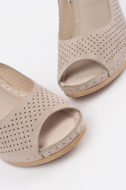 Sandali traforati color sabbia con tacco