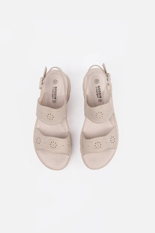 Sandali color avorio leggeri su suola... Sandali color avorio leggeri su suola...