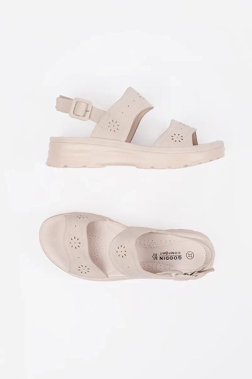 Sandali color avorio leggeri su suola... Sandali color avorio leggeri su suola...