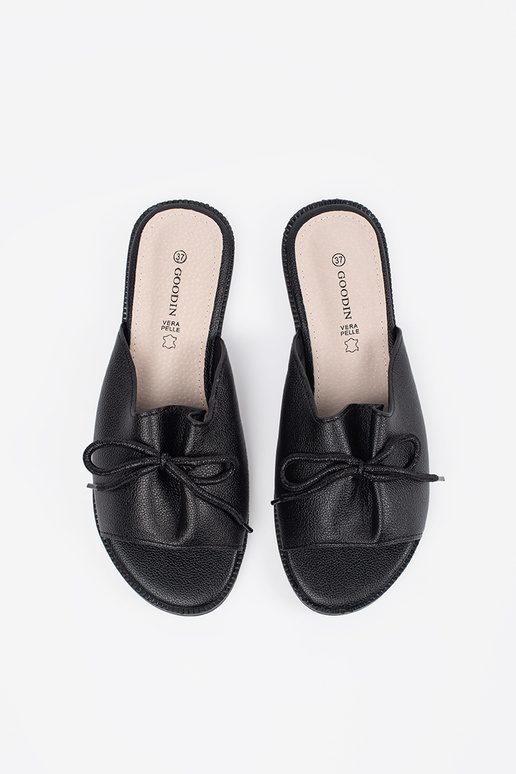 Ciabatte nere con fiocco