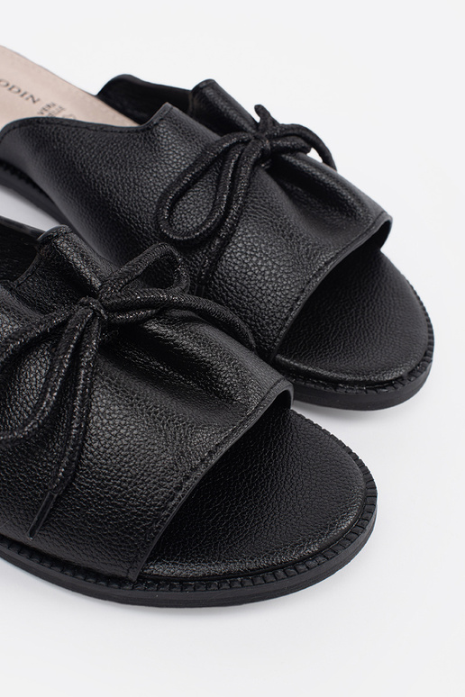 Ciabatte nere con fiocco