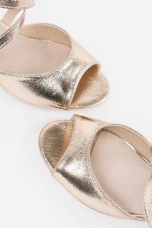 Sandali dorati con tacco basso