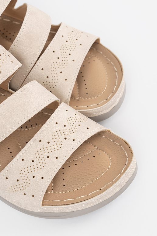 Pantofole su bassa piattaforma color... Pantofole su bassa piattaforma color...