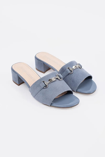 Pantofole blu con tacco... 2