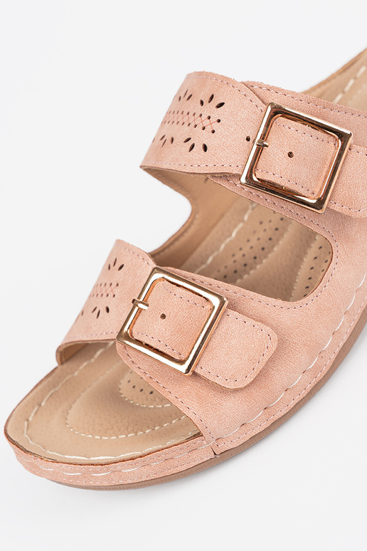 Sandali su bassa piattaforma con... Sandali su bassa piattaforma con...